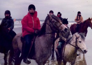 promenade en bord de mer avec poneys et chevaux.